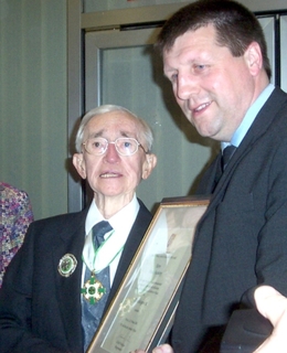 Franz Macherey (links im Bild) mit dem Bürgermeister der Gemeinde Weeze, Ulrich Francken